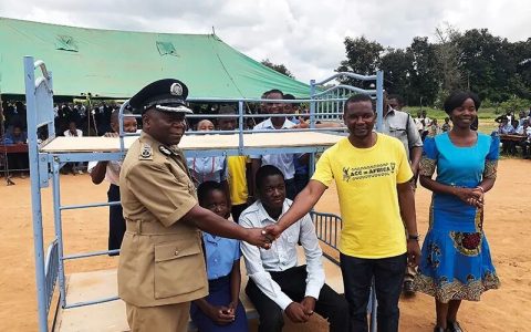 懶惰黑人與人生苦短：一位志愿者對非洲生命的沉思錄